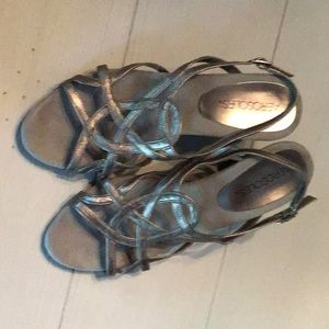 Aerosoles Women’s kitten heels, size 7.5, metallic gray/silver